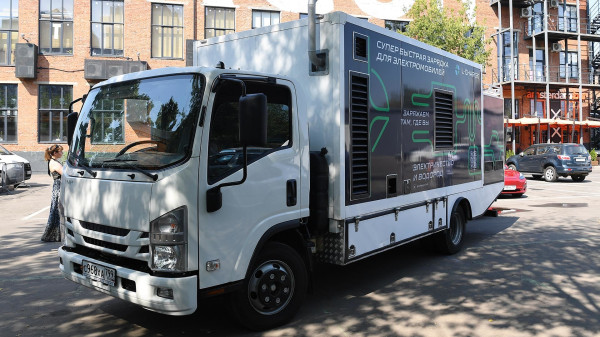 Keren, Start-up Rusia Ubah Mini Van Jadi SPKLU Berjalan