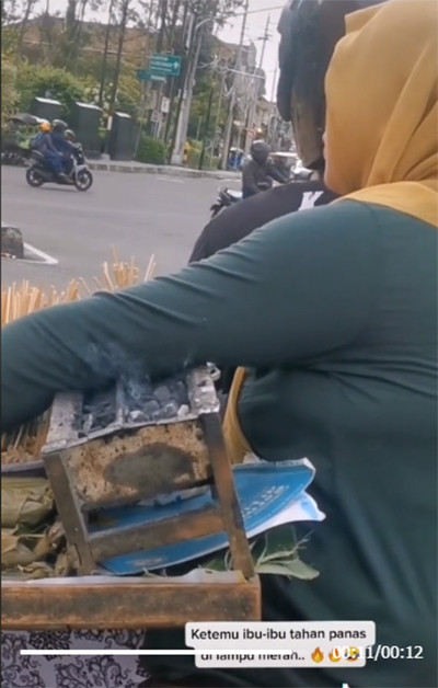 Viral! Seorang Ibu Pangku Pemanggang Sate dengan Arang Menyala, Disebut Terkuat di Bumi