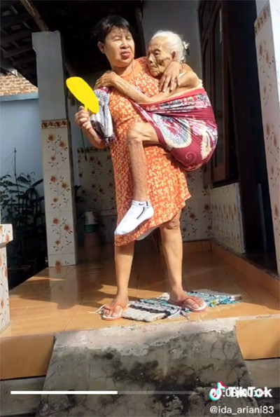 Viral! Wanita Gendong Ibu yang Renta Pakai Kain seperti Bayi, Mengharukan