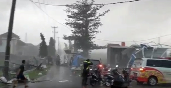 Angin Puting Beliung Terjang Acara Haul, Warga Panik Lari Berhamburan