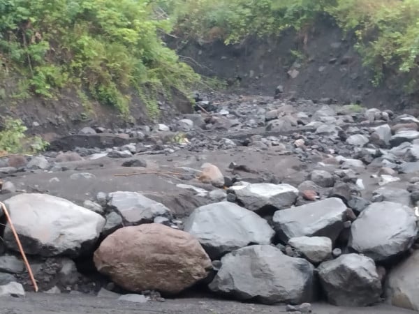 Kawah Gunung Karangetang Keluarkan Sinar Api, Warga Diminta Waspada