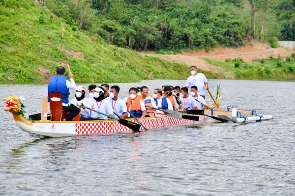 Penampakan Jokowi Bersama Sejumlah Menteri Mendayung Perahu Naga