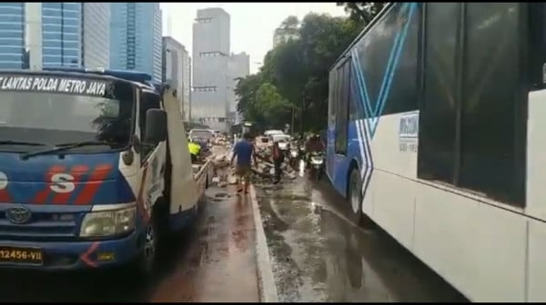 Truk Pengangkut Hebel Terguling di Jalan Gatot Subroto, Arus Lalu Lintas Tersendat