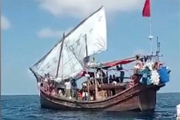 KRI Parang TNI AL Tarik Kapal Pengungsi Rohingya dari Tengah Laut