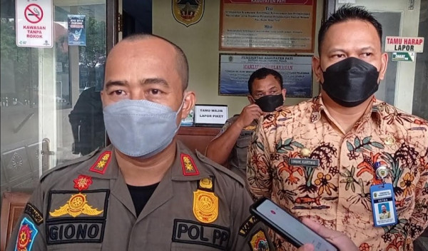 Asyik Karaoke Sambil Pangku dan Peluk Wanita Seksi, 4 Kades Terancam Dicopot