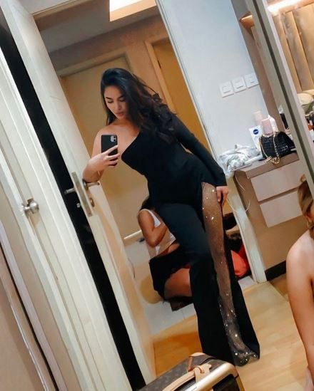 5 Pose Aduhai Cassandra Angelie Berbaju Hitam, Artis yang Terjerat Prostitusi Online