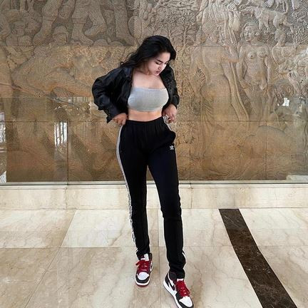 5 Pose Aduhai Cassandra Angelie Berbaju Hitam, Artis yang Terjerat Prostitusi Online
