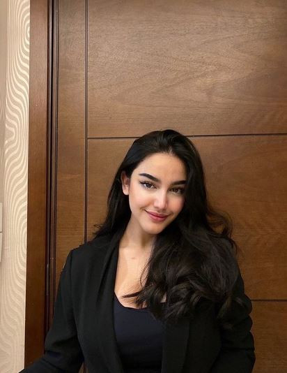 5 Pose Aduhai Cassandra Angelie Berbaju Hitam, Artis yang Terjerat Prostitusi Online