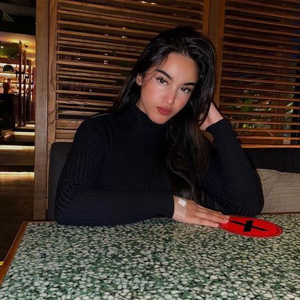 5 Pose Aduhai Cassandra Angelie Berbaju Hitam, Artis yang Terjerat Prostitusi Online