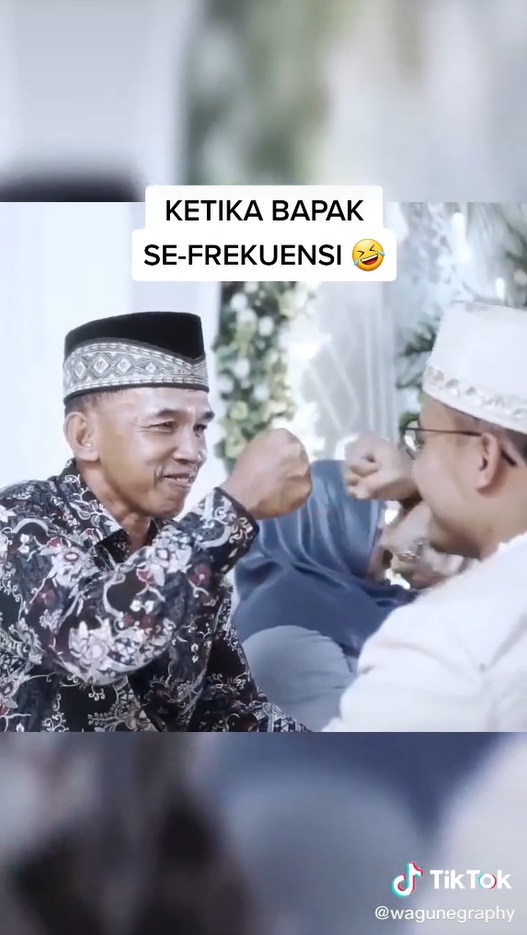 Viral! Momen Sungkeman Ini Bikin Ketawa Gegara Kelakuan Ayah Pengantin