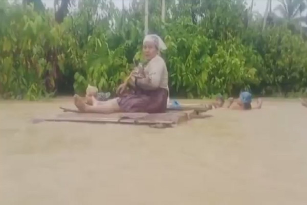 Banjir Aceh Timur Makin Parah, Evakuasi Korban Pakai Rakit Bambu