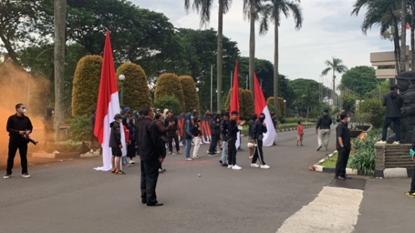 Timnas Indonesia Tiba di Tanah Air Disambut Suporter: Kami Bangga Padamu, Skuad Garuda!