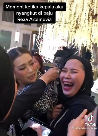 Viral! Hijab Wanita Nyangkut di Baju Reza Artamevia, Reaksi sang Artis Tuai Pujian