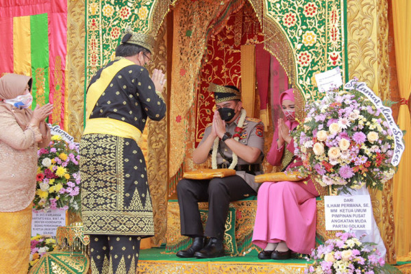 Prosesi Adat Melayu Hantarkan Irjen Iqbal Masuk ke Mapolda Riau