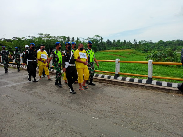 Penampakan Kolonel Priyanto dan Kopral DA Buang Mayat Handi dan Salsabila dari Atas Jembatan