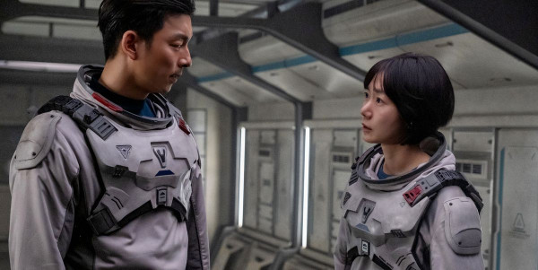 5 Alasan Kamu Harus Sabar saat Nonton The Silent Sea