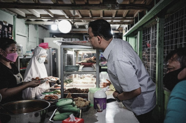 Momen Anies Kembali Makan Siang di Warteg: Tanpa Lengkuas!