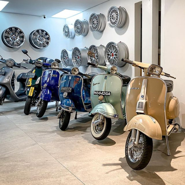 Koleksi Land Rover dan Vespa Gaery Undarsa Kalahkan Para Sultan di Indonesia