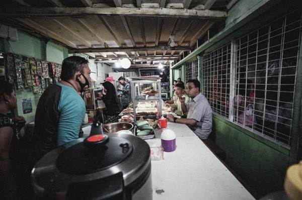 Momen Anies Kembali Makan Siang di Warteg: Tanpa Lengkuas!