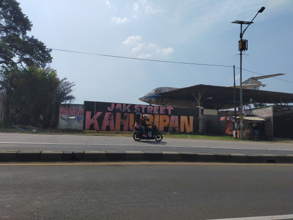 Heboh! Bangkai Pesawat Menumpuk di Jalan Raya Bogor-Parung