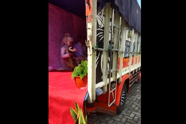 Heboh! Sopir Truk di Magelang Dapat Kejutan Nikah di Kendaraan Kesayangannya