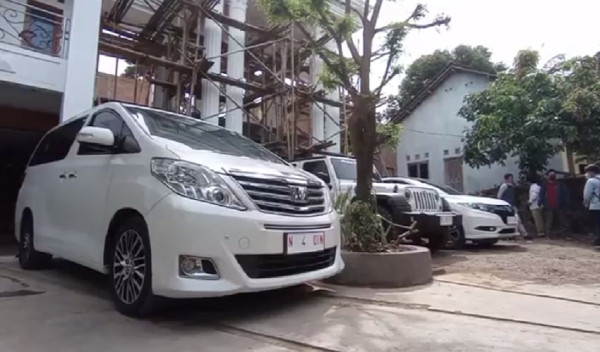 Penampakan Rumah Sekdes Miliader Pati, Hadiahi Anak Mobil Mewah Alphard hingga Rubicon