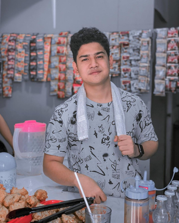 Profil Zikri Daulay, Artis yang Kepergok Ciuman Bibir dengan Ayu Aulia