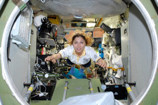 Anousheh Ansari Wanita Muslim Pertama yang Terbang ke Luar Angkasa