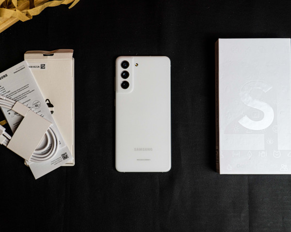 Unboxing dan Review Galaxy S21 FE 5G, Flagship Terjangkau Samsung di 2022!