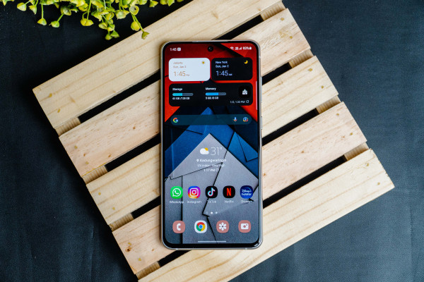 Unboxing dan Review Galaxy S21 FE 5G, Flagship Terjangkau Samsung di 2022!