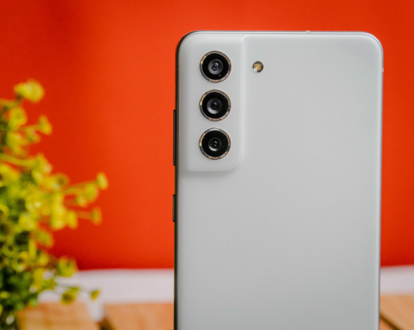 Unboxing dan Review Galaxy S21 FE 5G, Flagship Terjangkau Samsung di 2022!