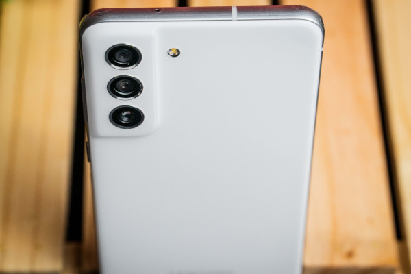Unboxing dan Review Galaxy S21 FE 5G, Flagship Terjangkau Samsung di 2022!