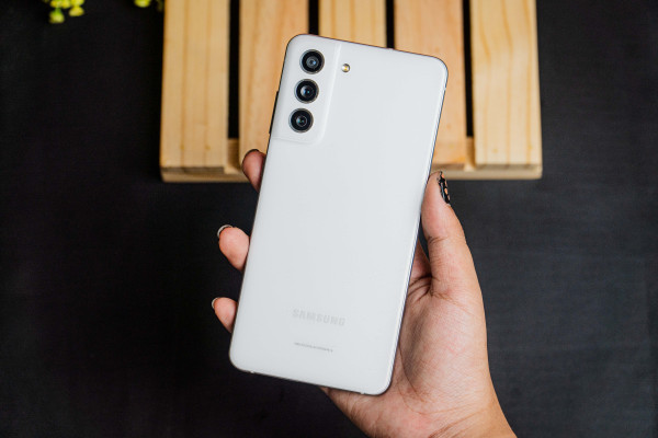 Unboxing dan Review Galaxy S21 FE 5G, Flagship Terjangkau Samsung di 2022!