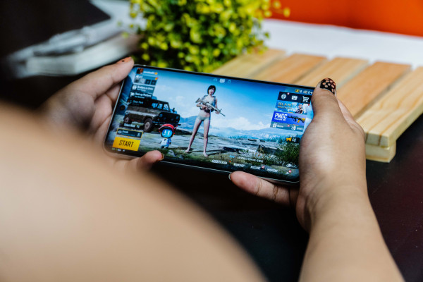 Unboxing dan Review Galaxy S21 FE 5G, Flagship Terjangkau Samsung di 2022!