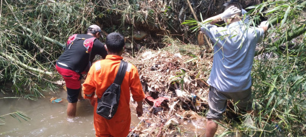 Mayat Pria Kemeja Abu-Abu Ditemukan Membusuk di Sungai Perum Rivela Park Bogor