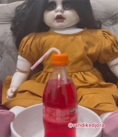 Viral! Boneka Arwah Ini Kedapatan Minum Soda, Pantas Gemuk