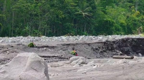 Menantang Maut, Warga Akhirnya Nekat Seberangi Jalur Lahar