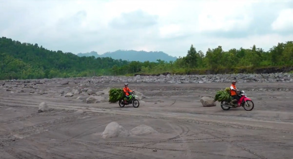 Menantang Maut, Warga Akhirnya Nekat Seberangi Jalur Lahar