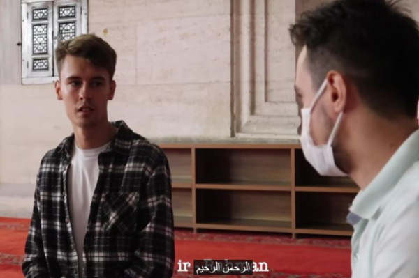 Kisah YouTuber Inggris Jay Palfrey Memeluk Islam Setelah Traveling