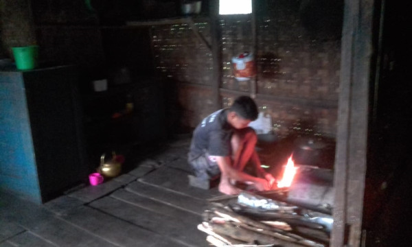 Viral! Kisah Pria Sebatang Kara, Jualan Kayu Bakar demi Bisa Makan