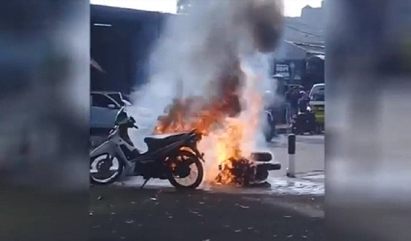 Konyol! Gara-gara Tak Terima Ditilang, Pemuda Ini Bakar Motornya Sendiri