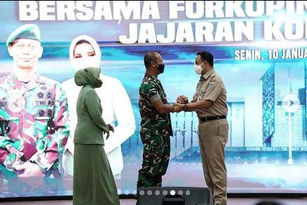 Momen Mesra Anies dan Mayjen Mulyo Aji, Lepas Sambut Diwarnai Pelukan Erat