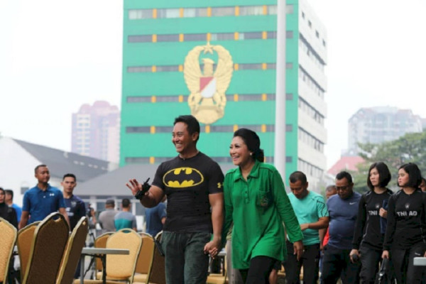 Jenderal Dudung Genggam Mesra Tangan Istri, Mirip Gaya Andika Perkasa
