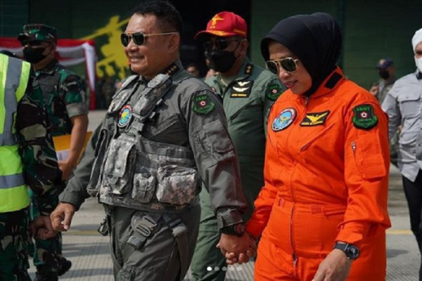 Jenderal Dudung Genggam Mesra Tangan Istri, Mirip Gaya Andika Perkasa