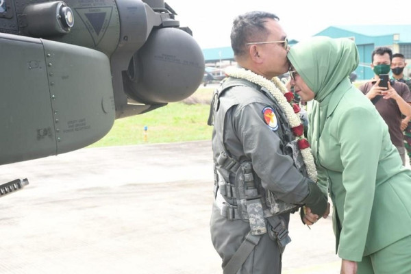 Jenderal Dudung Genggam Mesra Tangan Istri, Mirip Gaya Andika Perkasa