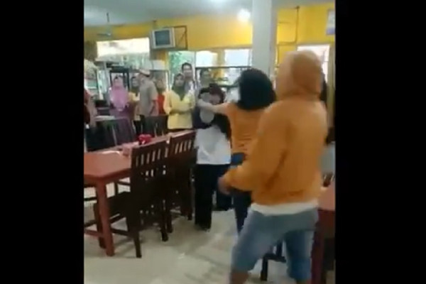 Penampakan Pelakor dan Suami Kalang Kabut Dilabrak Istri Sah dan Seorang Wanita