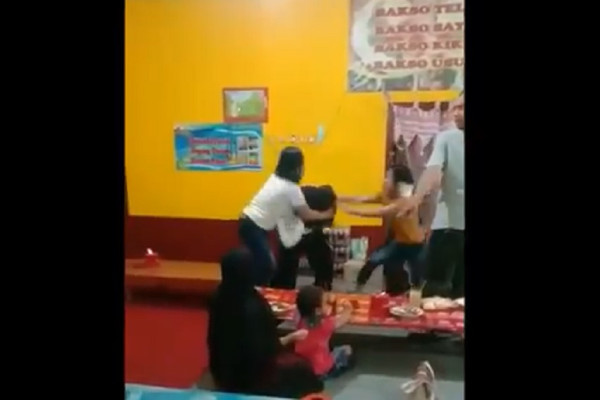 Penampakan Pelakor dan Suami Kalang Kabut Dilabrak Istri Sah dan Seorang Wanita