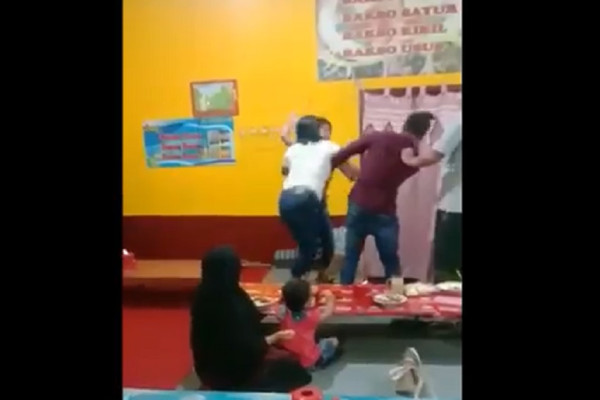Penampakan Pelakor dan Suami Kalang Kabut Dilabrak Istri Sah dan Seorang Wanita