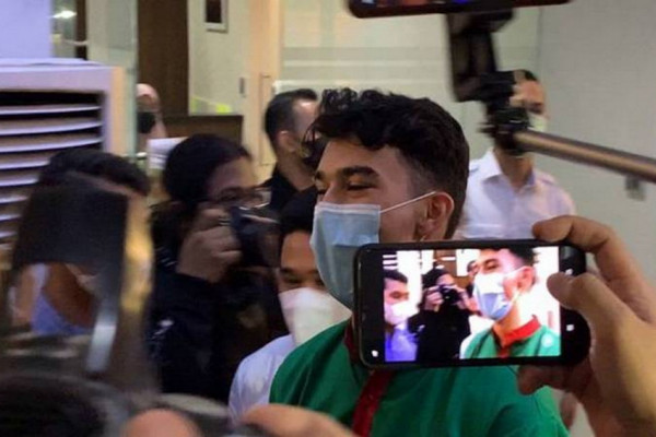 Seperti Ardhito Pramono, 6 Artis Ini Pernah Diciduk karena Ganja