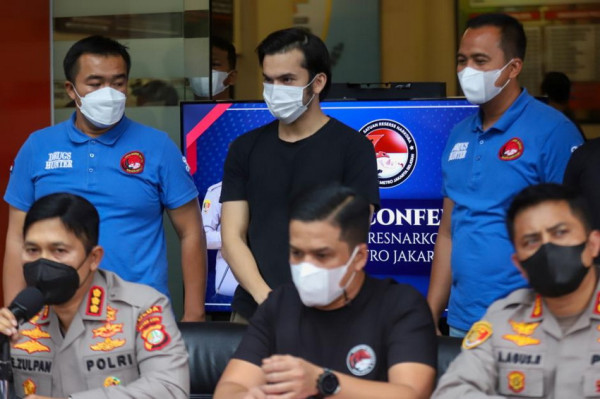 Seperti Ardhito Pramono, 6 Artis Ini Pernah Diciduk karena Ganja